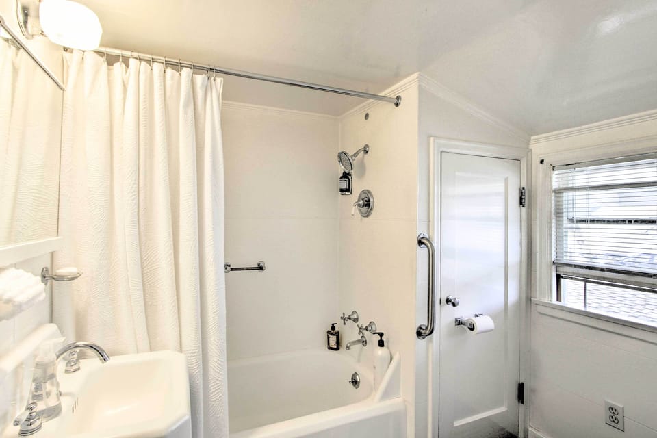 Full Bathroom | Complimentary Toiletries | Hair Dryer | 2nd Floor