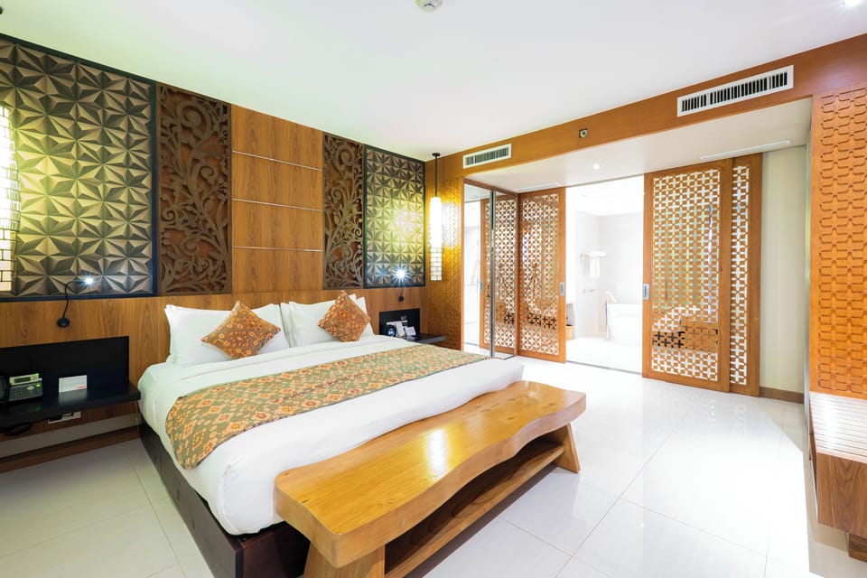 Suite, 1 King Bed, Non Smoking, Balcony | Minibar, in-room safe, desk, blackout drapes