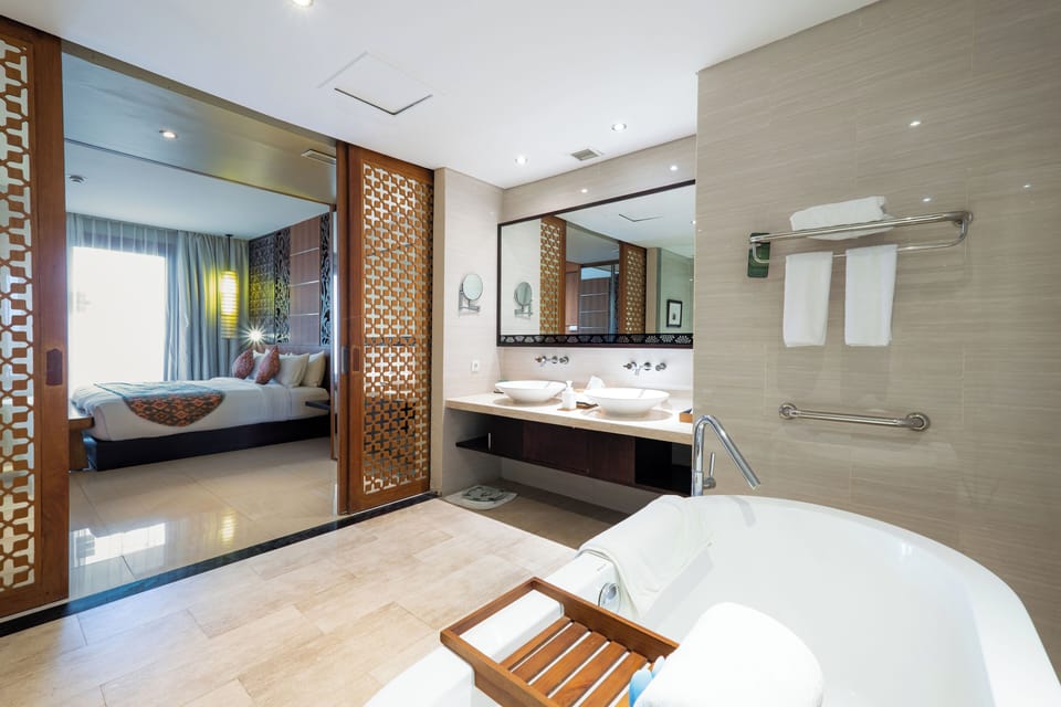 Suite, 1 King Bed, Non Smoking, Balcony | Bathroom | Free toiletries, hair dryer, bathrobes, slippers