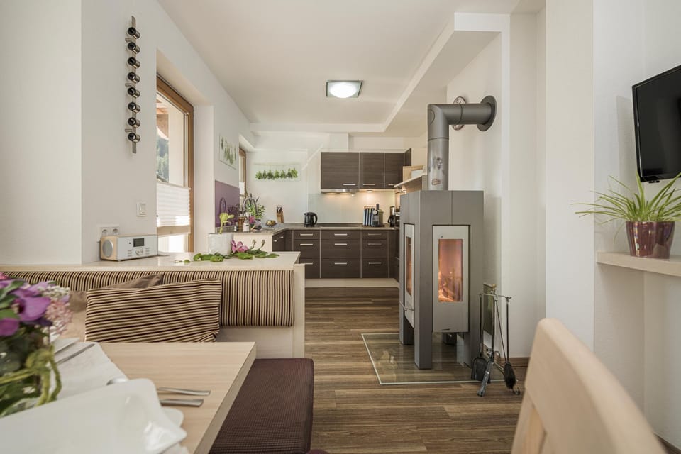 Comfort Apartment, Mountain View (incl. Designoven) | Living area | Smart TV, video-game console, Netflix, iPod dock