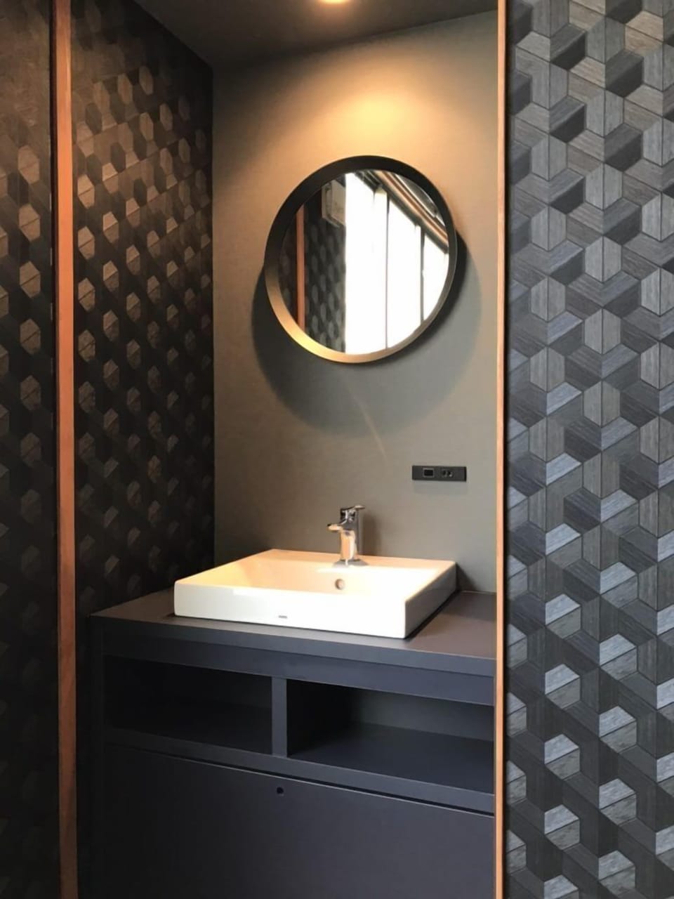 Bathroom sink