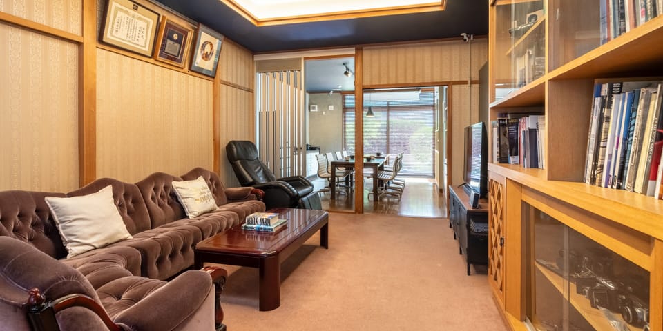 Private Vacation Home, Non Smoking | Living area | Flat-screen TV