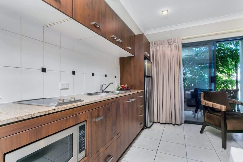 Deluxe Studio, 1 King Bed, Pool Access, Ground Floor | Private kitchen | Full-size fridge, microwave, stovetop, cookware/dishes/utensils