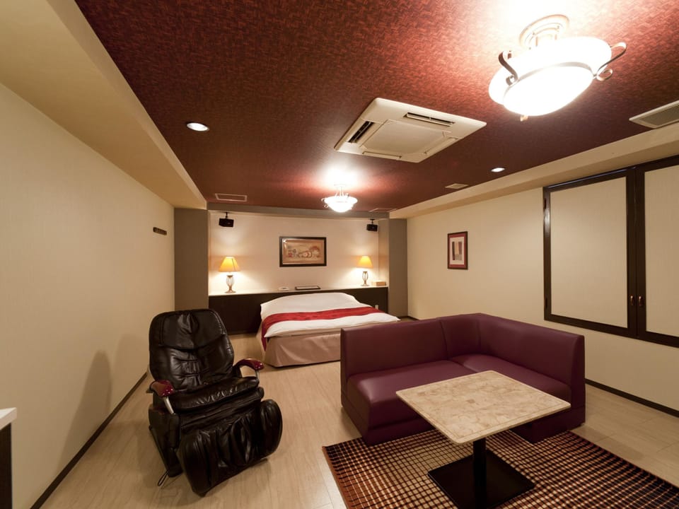 Premium bedding, minibar, desk, soundproofing