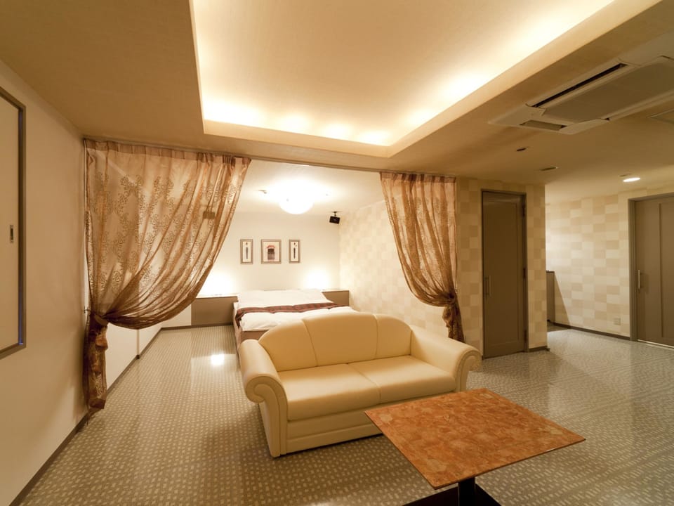 Premium bedding, minibar, desk, soundproofing
