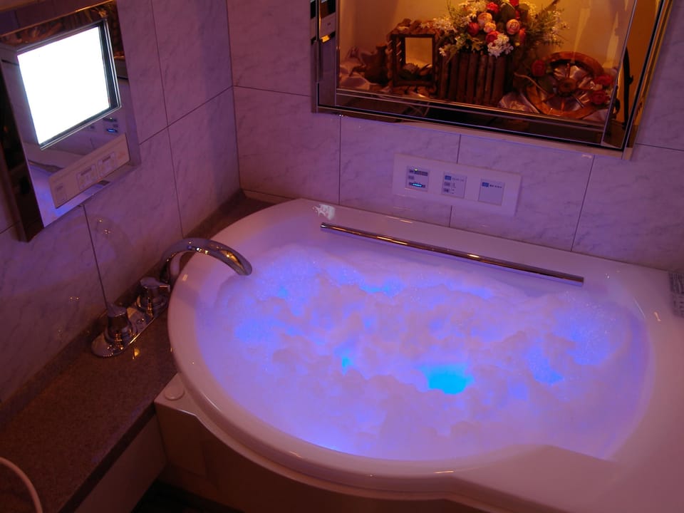 Jetted tub