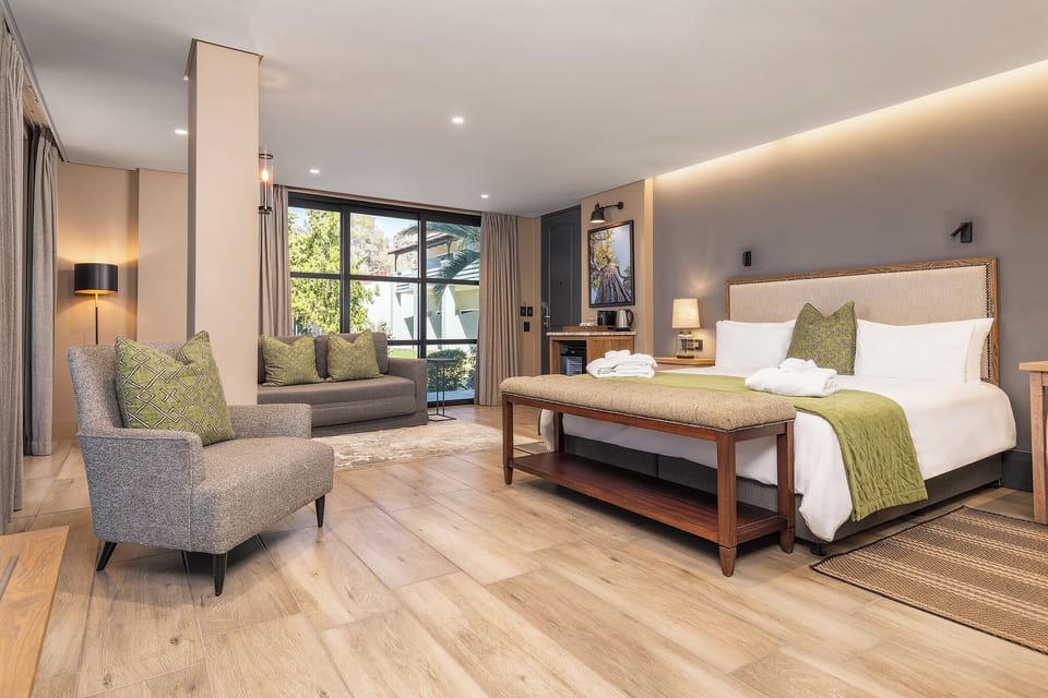 Junior Suite | Minibar, in-room safe, desk, WiFi (free)