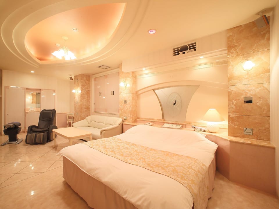 Premium bedding, down comforters, minibar, individually decorated