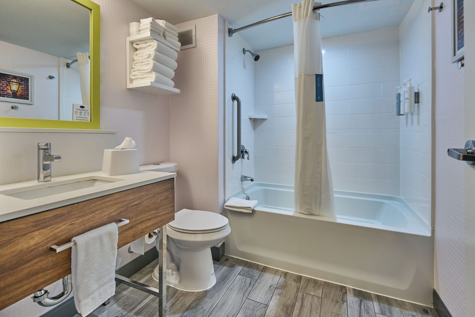 Room, 1 King Bed, Accessible, Bathtub | Bathroom | Free toiletries, hair dryer, towels