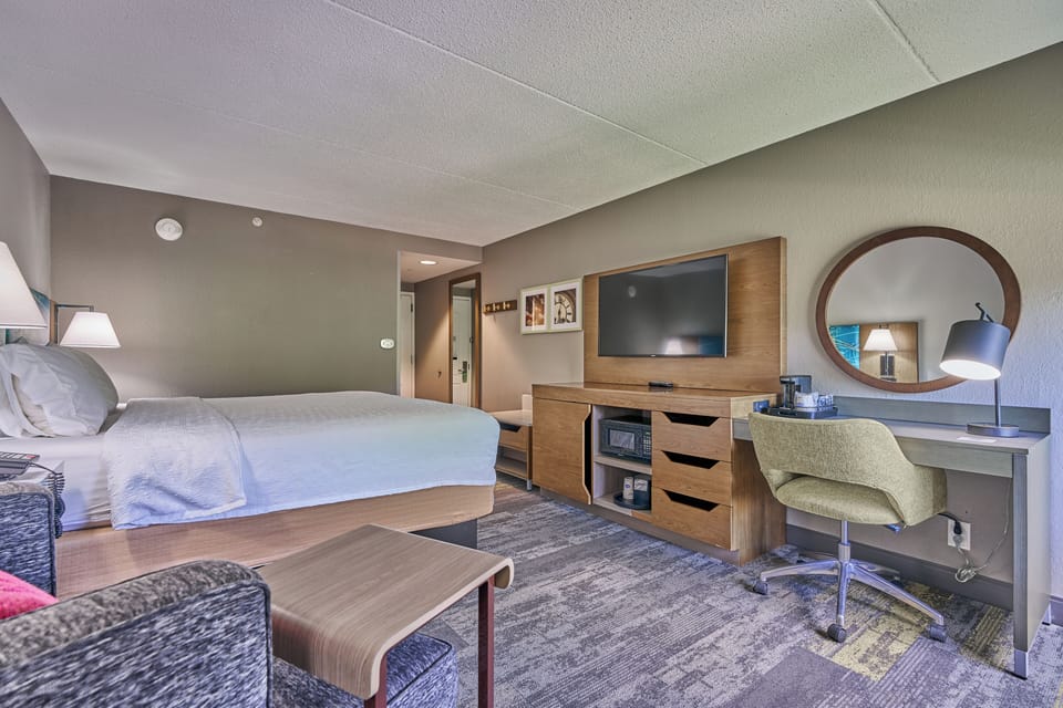 Room, 1 King Bed, Non Smoking | Iron/ironing board, free cribs/infant beds, free WiFi, bed sheets
