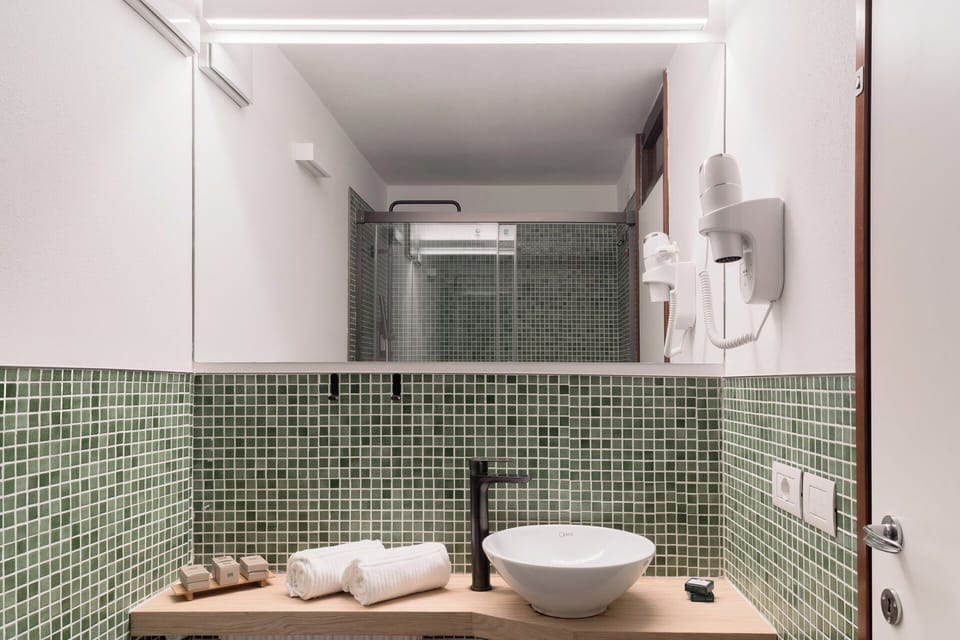 Shower, rainfall showerhead, free toiletries, hair dryer