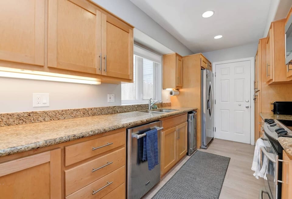Fully equipped kitchen. Plenty of dishes and cooking pans, plus a dishwasher. Lots of counter space and lighting under the kitchen cabinets. 