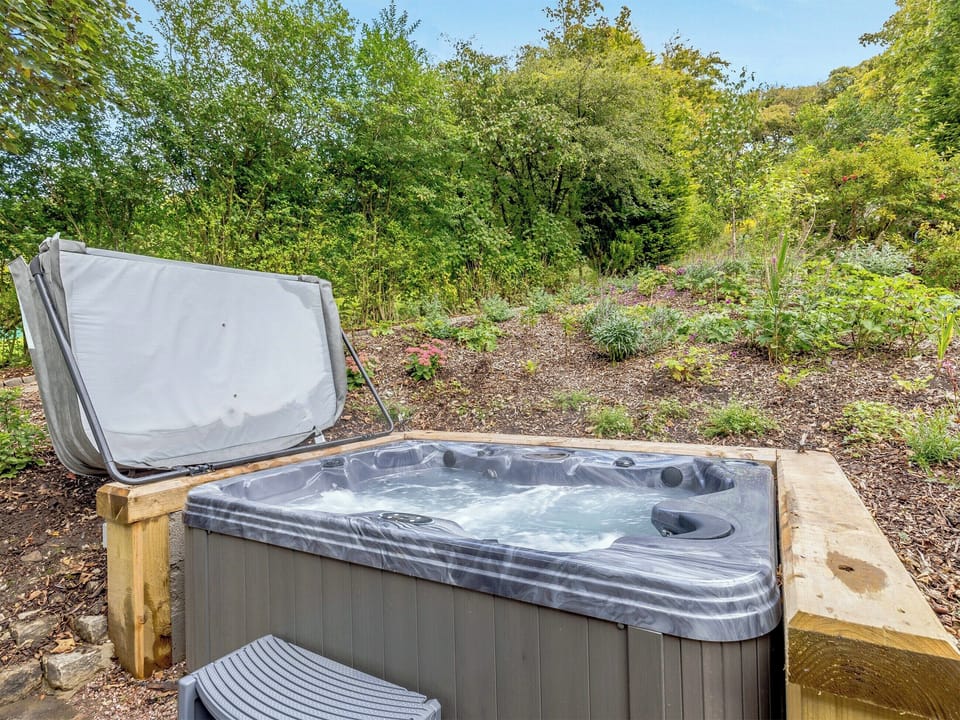 Hot tub | Gadley Cottage - Moore Care Cottages, Buxton