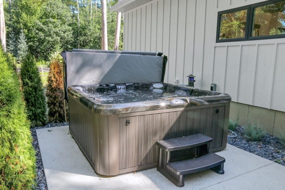 6-person Jacuzzi Hot Tub