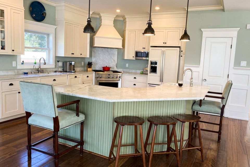 Seating for 5 at the breakfast bar