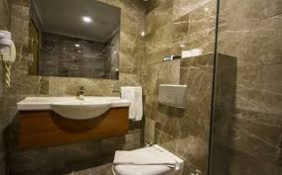 Deluxe Room | Bathroom | Shower, towels