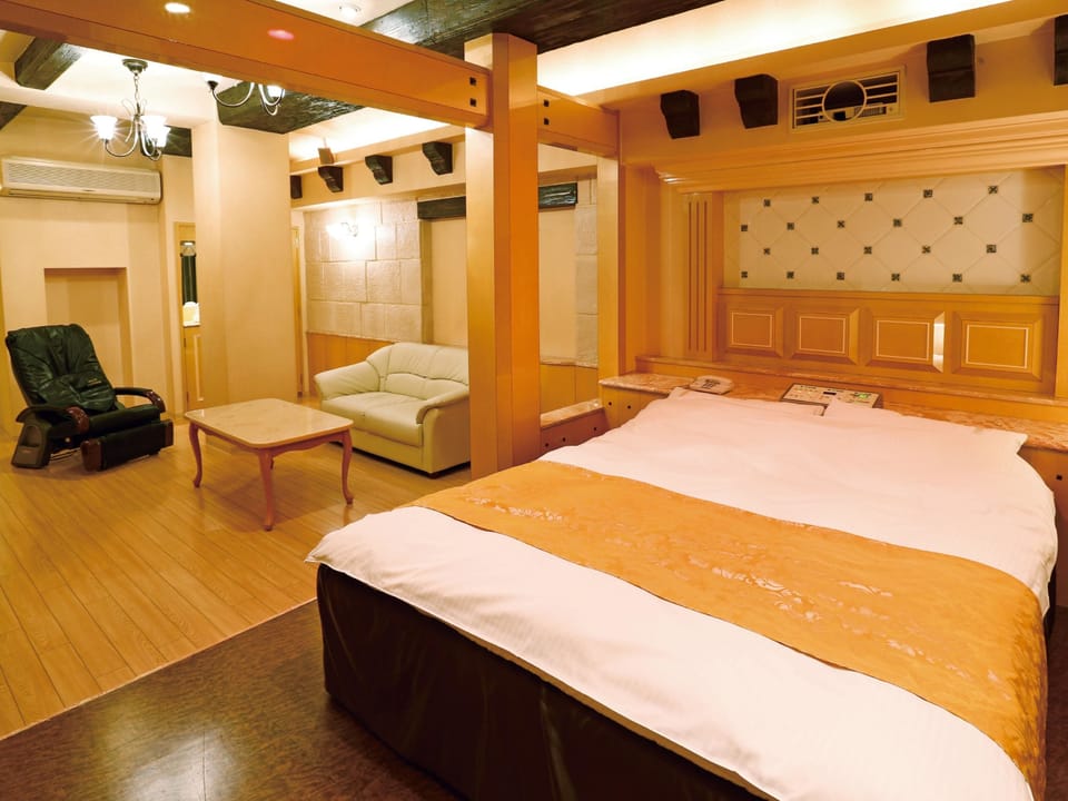 Hypo-allergenic bedding, minibar, individually decorated