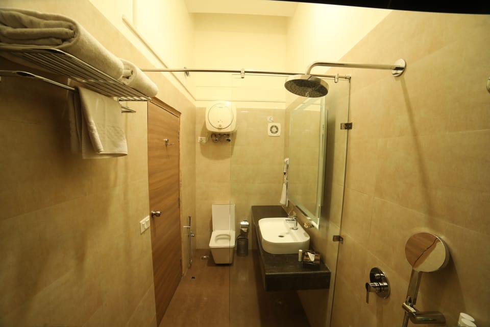 Forest View with Balcony | Bathroom | Shower, rainfall showerhead, free toiletries, hair dryer