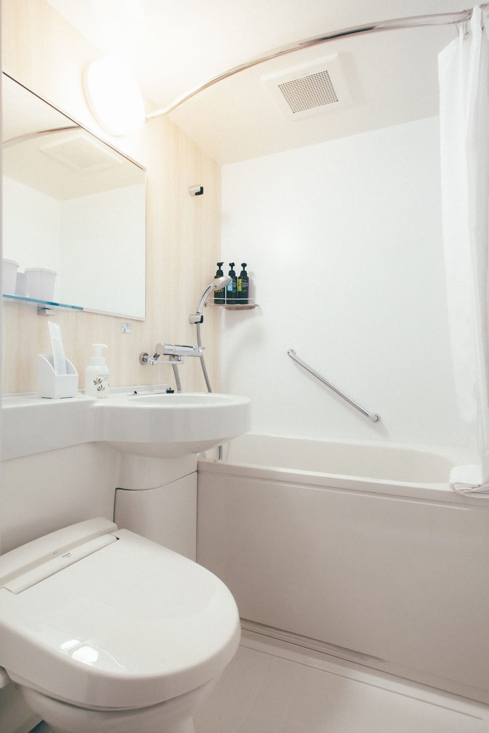 Combined shower/tub, free toiletries, hair dryer, slippers