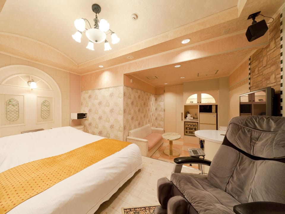 Minibar, desk, soundproofing, WiFi (free)