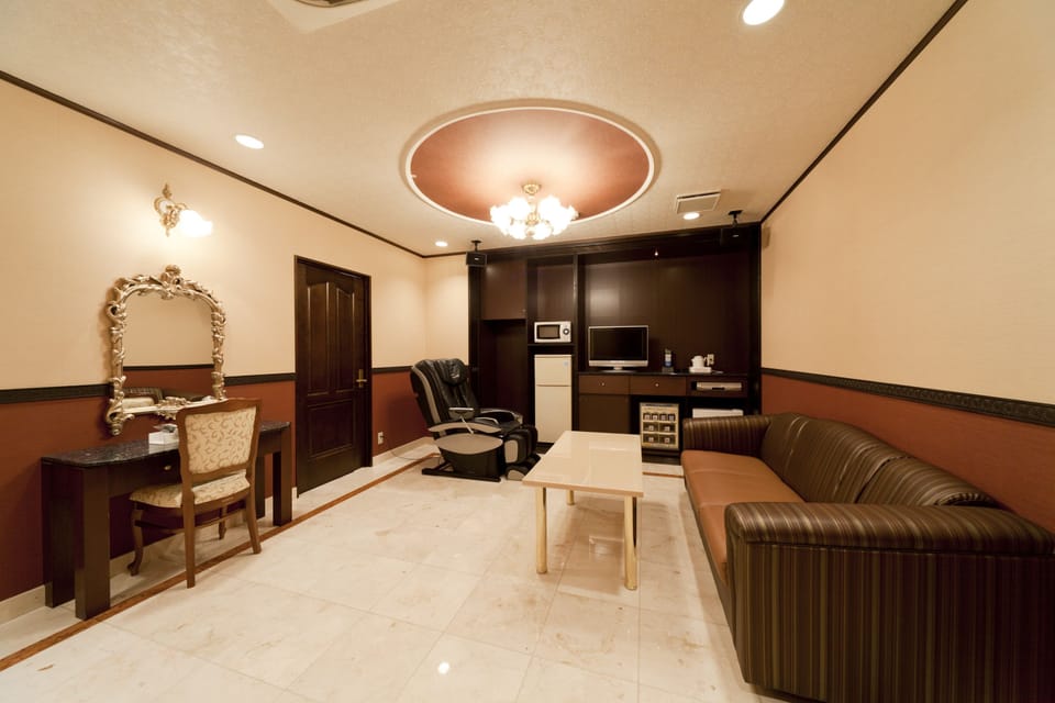 Minibar, desk, soundproofing, WiFi (free)