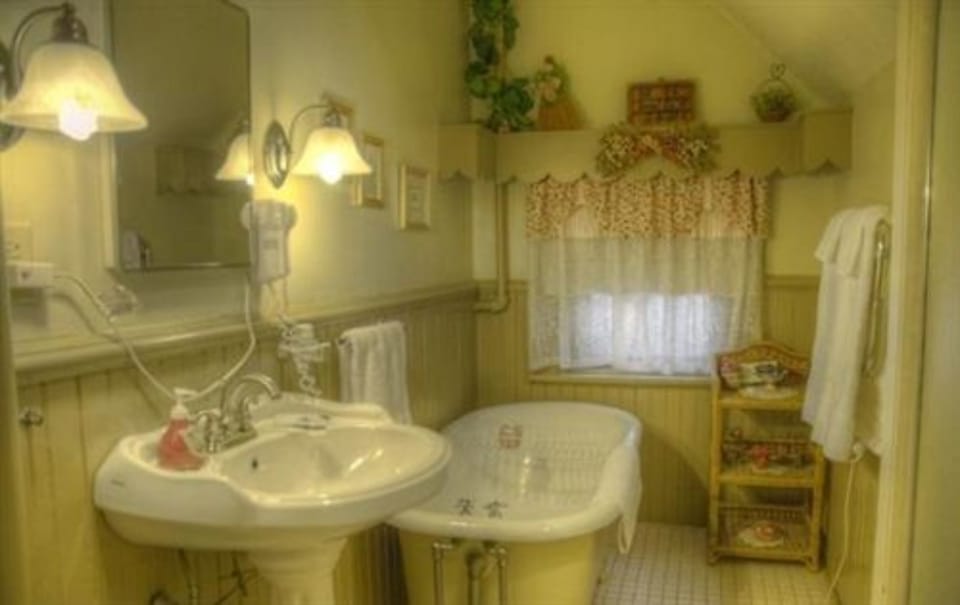 Deluxe Room, 1 King Bed, Fireplace | Bathroom | Free toiletries, bathrobes, towels