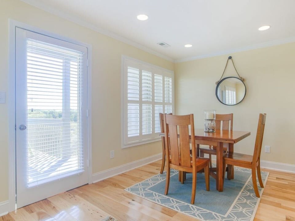 Dining Area - Table expands to 6