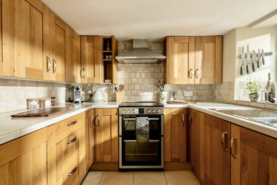 Luxury Cottage, Private Bathroom, Garden View | Shared kitchen | Highchair
