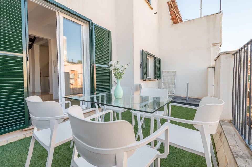 Here you can see one of the wonderful terraces of the Holiday Palma Terrace Apartment, in Palma de Majorca's city center.
