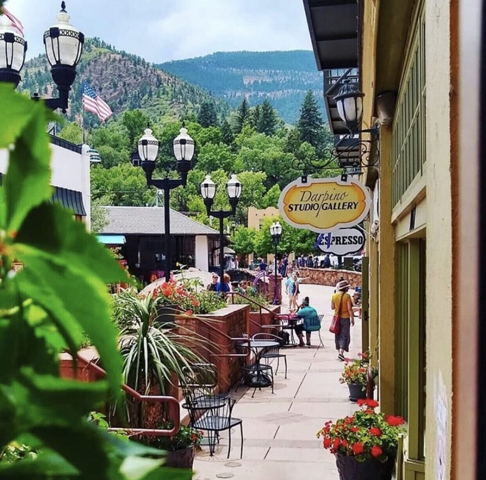 Eat, shop and play in Manitou Springs!