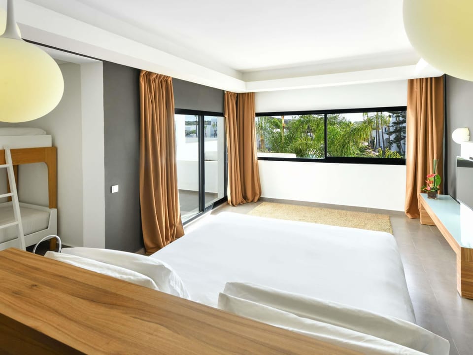 Family Room, Multiple Beds | Egyptian cotton sheets, premium bedding, pillowtop beds, minibar
