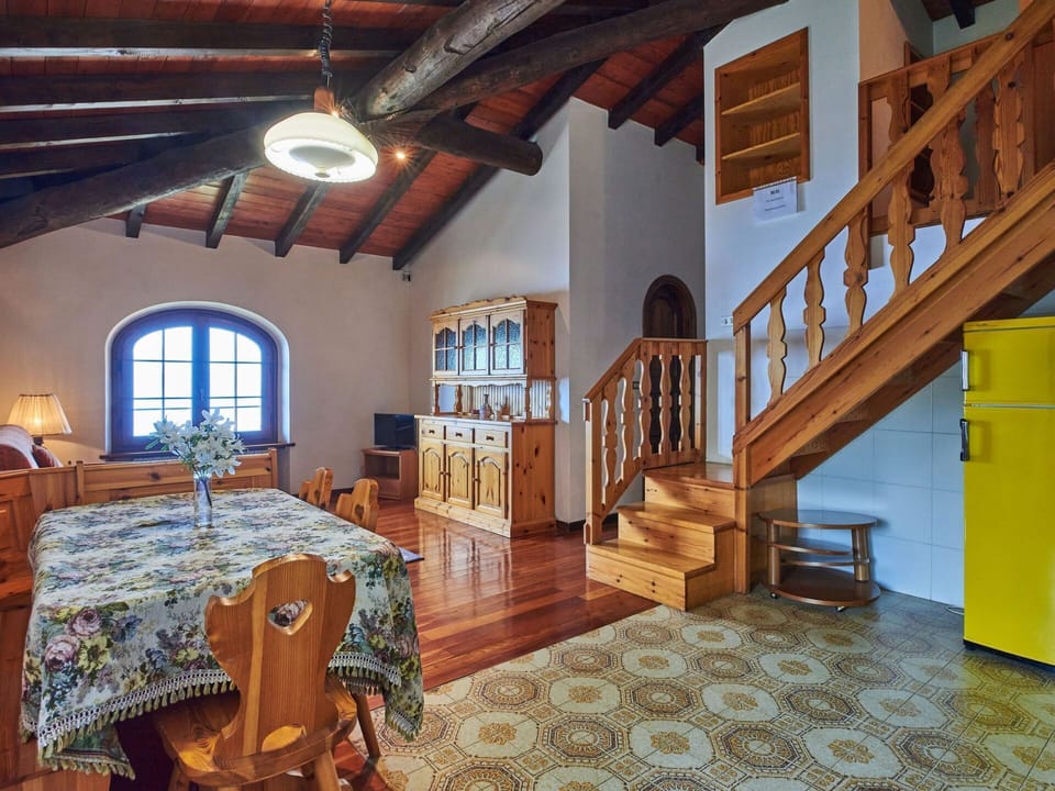 Picture Frame, Window, Wood, Interior Design, Hall, Floor, Flooring, Table, Wood Stain, Beam