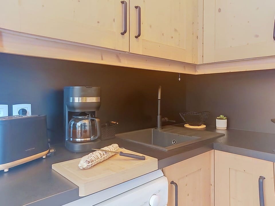 Kitchen Appliance, Interior Design, Countertop, Kitchen, Cabinetry, Home Appliance, Major Appliance, Small Appliance, Serveware
