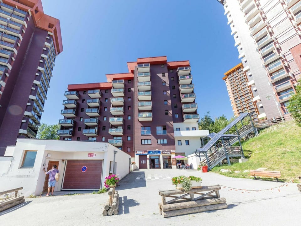 Metropolitan Area, Condominium, Building, Property, Residential Area, Mixed-Use, Neighbourhood, Urban Area, Architecture, Real Estate