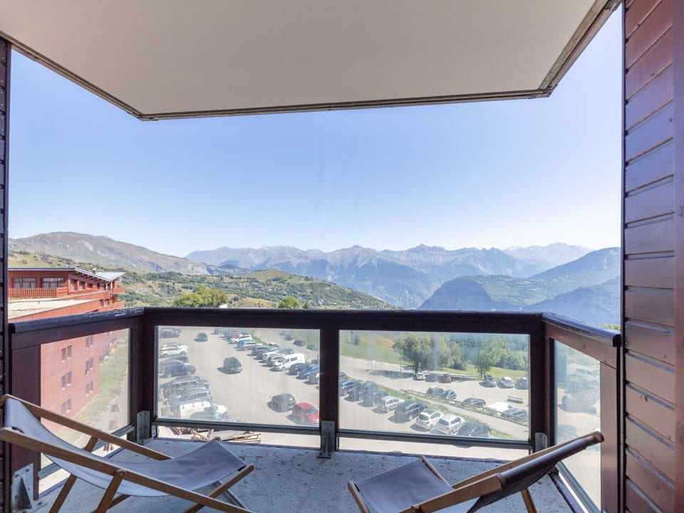 Sky, Property, Daytime, Building, Window, Mountain, Shade, Wood, Interior Design, Vegetation