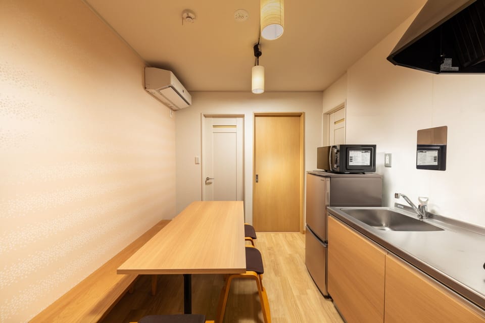 Private Vacation Home, Non Smoking | In-room dining