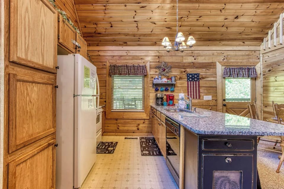 Smoky Mountain Hideout's fully equipped kitchen