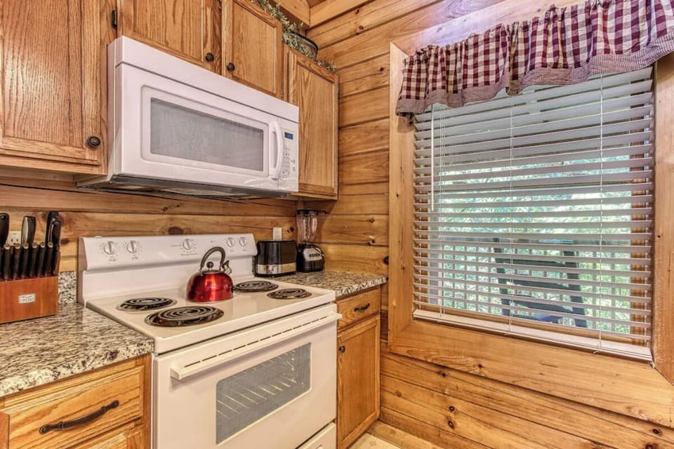 Smoky Mountain Hideout's fully equipped kitchen