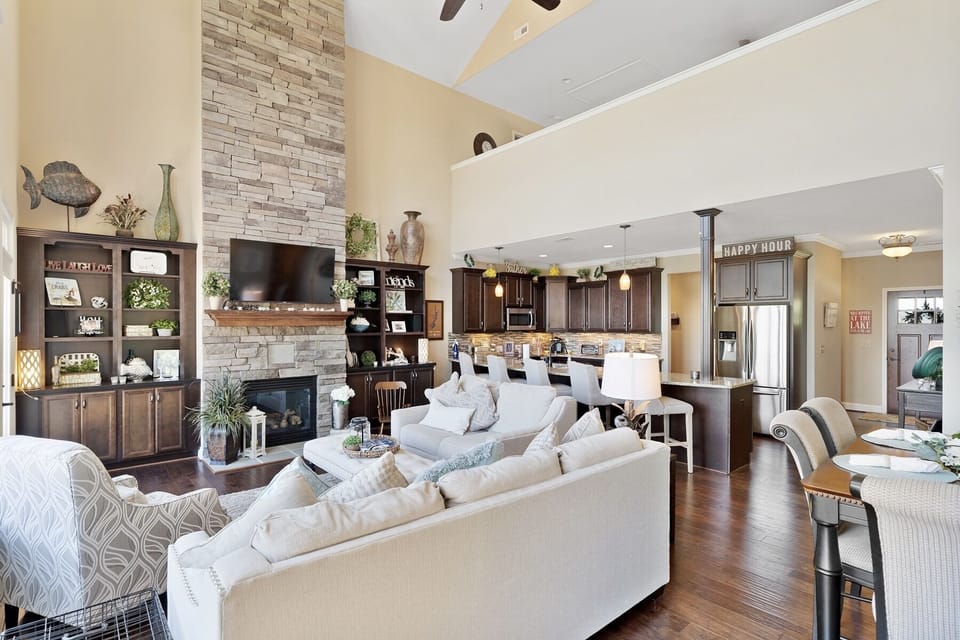 Great room with lots of seating and 50" TV with Direct TV and amazing lake views