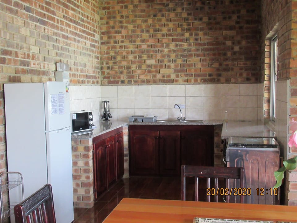 Deluxe Cottage, 2 Bedrooms | Private kitchen | Electric kettle, cookware/dishes/utensils
