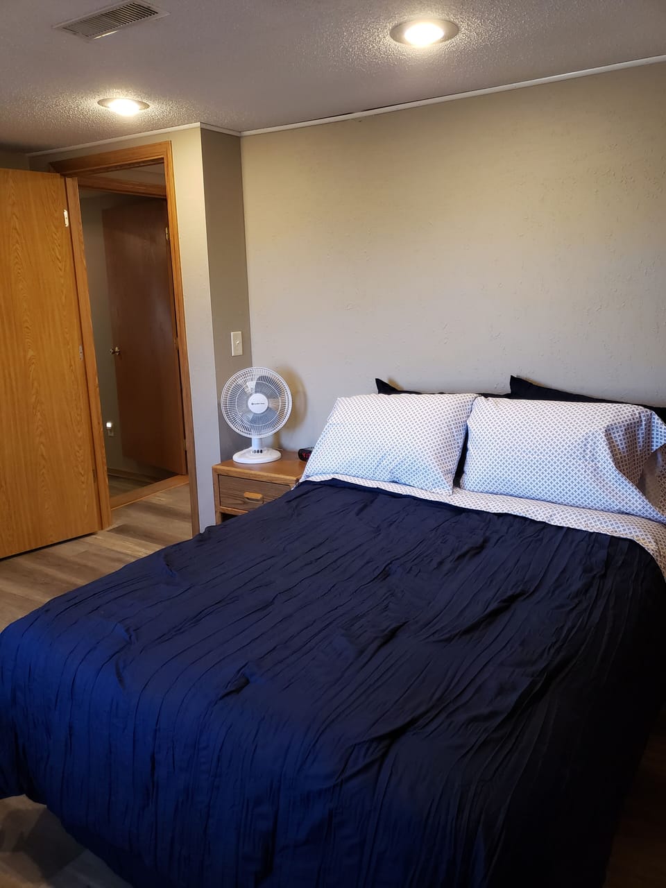 Single queen room