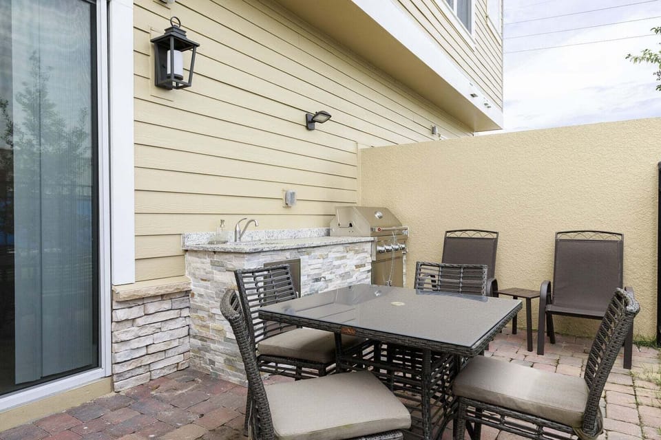 Enjoy a family barbecue in the Sunny State!