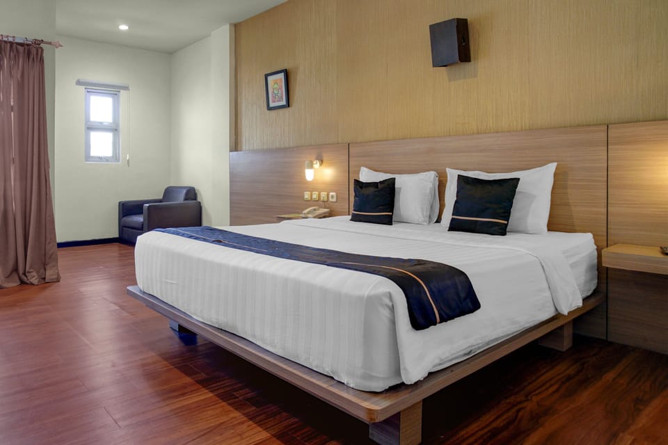 Premium bedding, desk, WiFi (free), bed sheets