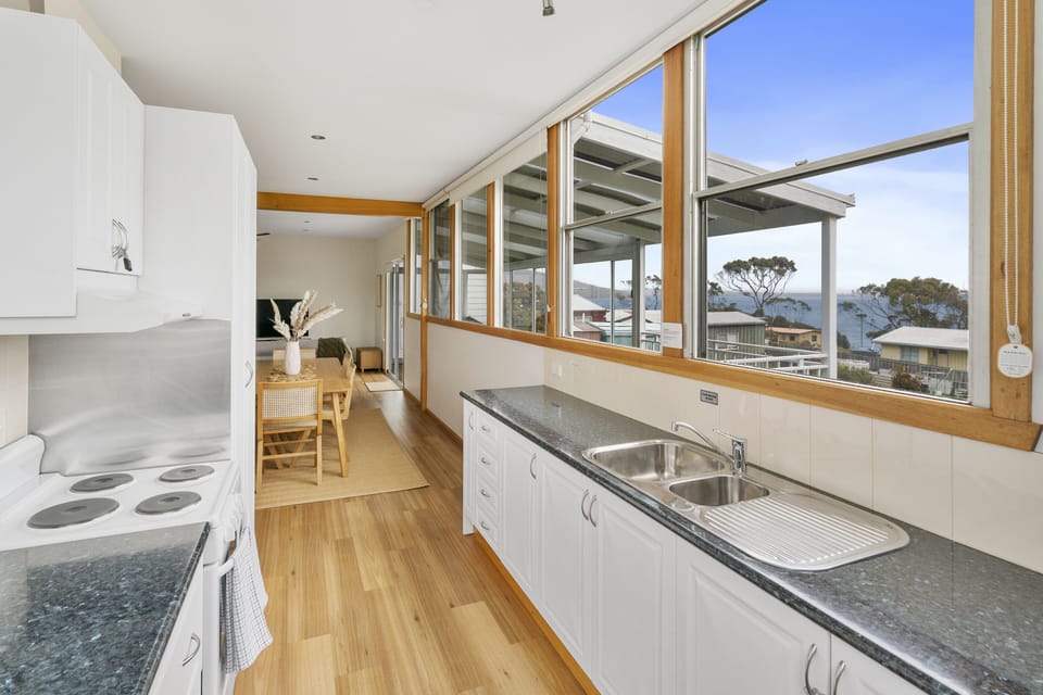 Full-size fridge, microwave, oven, stovetop