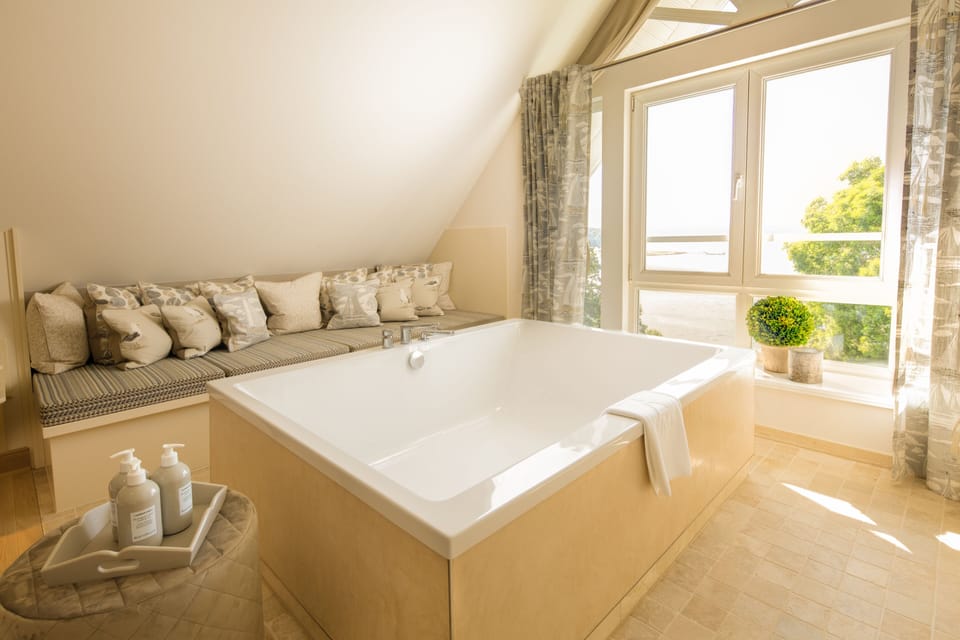 Fjord Maisonette Suite | Deep soaking bathtub