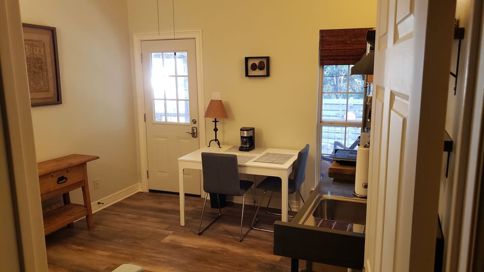 Kitchenette / multipurpose room with entrance