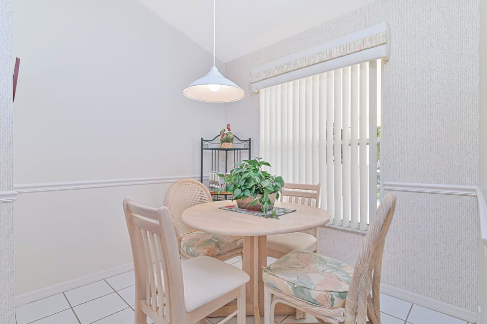 CC621 - Breakfast nook off the kitchen