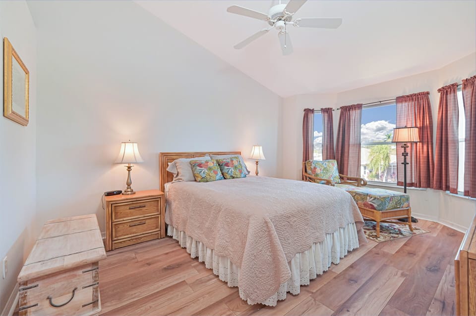 CC621 - Queen bed and flat screen TV in the master bedroom.