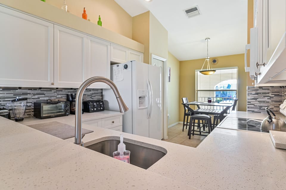 SB121 - Fully equipped remodeled kitchen