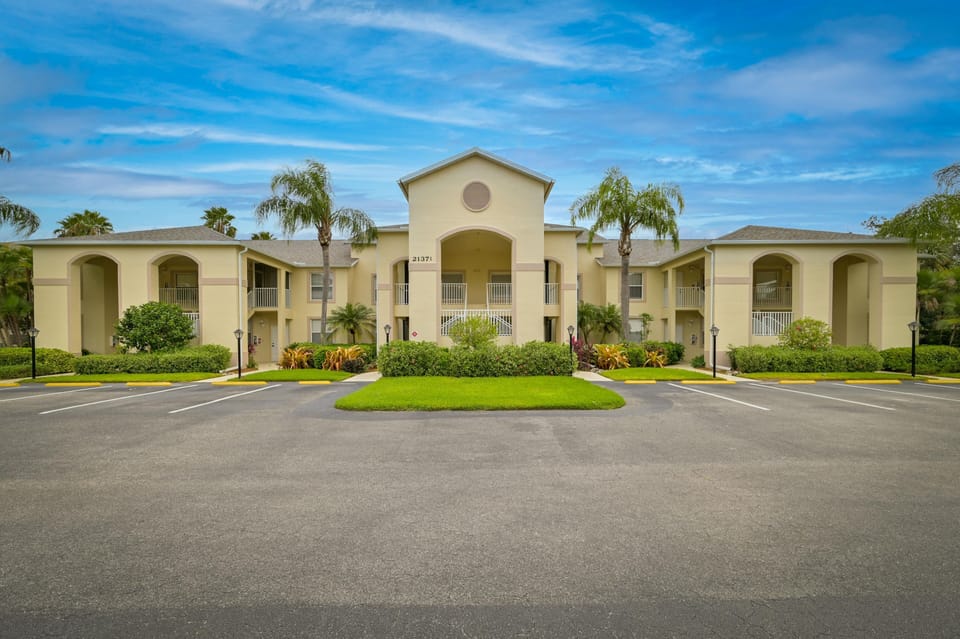 SB121 - Light second floor corner unit in the golf community of Stoneybrook